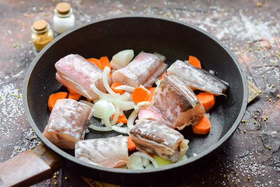 рыба на сковороде с луком и морковью фото 5
